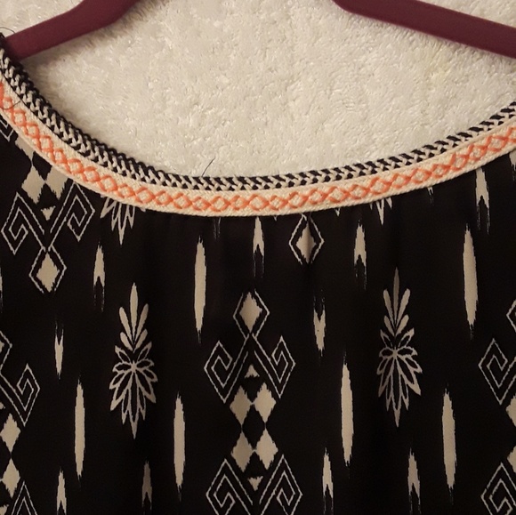 Like new Xhilaration high-low top - Picture 2 of 3